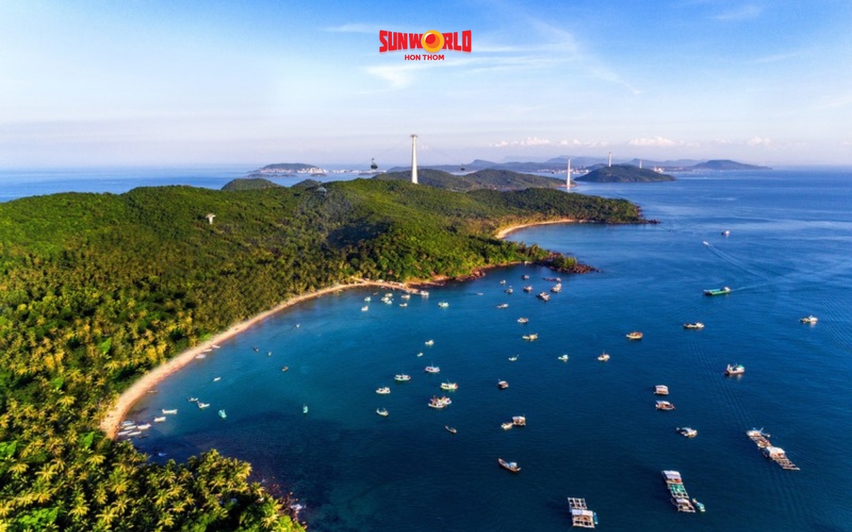 Du lịch Hòn Thơm nổi bật với vẻ đẹp hoang sơ, bãi cát trắng mịn