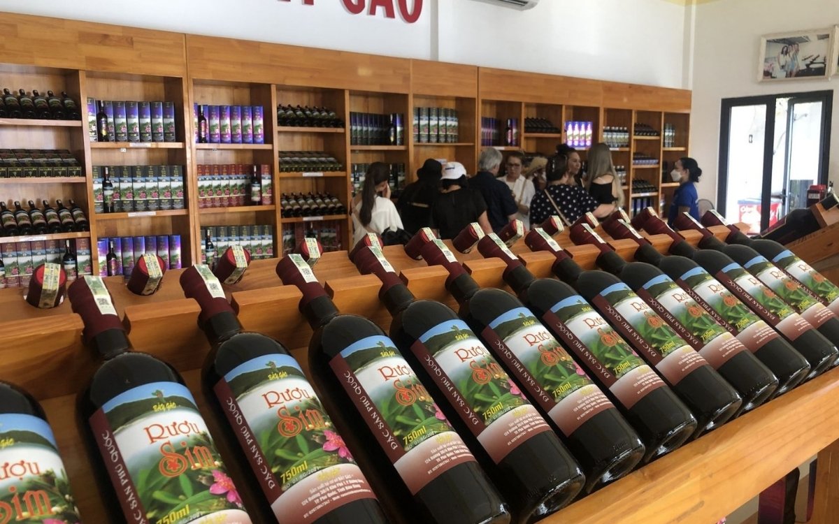 Cơ sở sản xuất rượu sim tại Nam đảo Phú Quốc