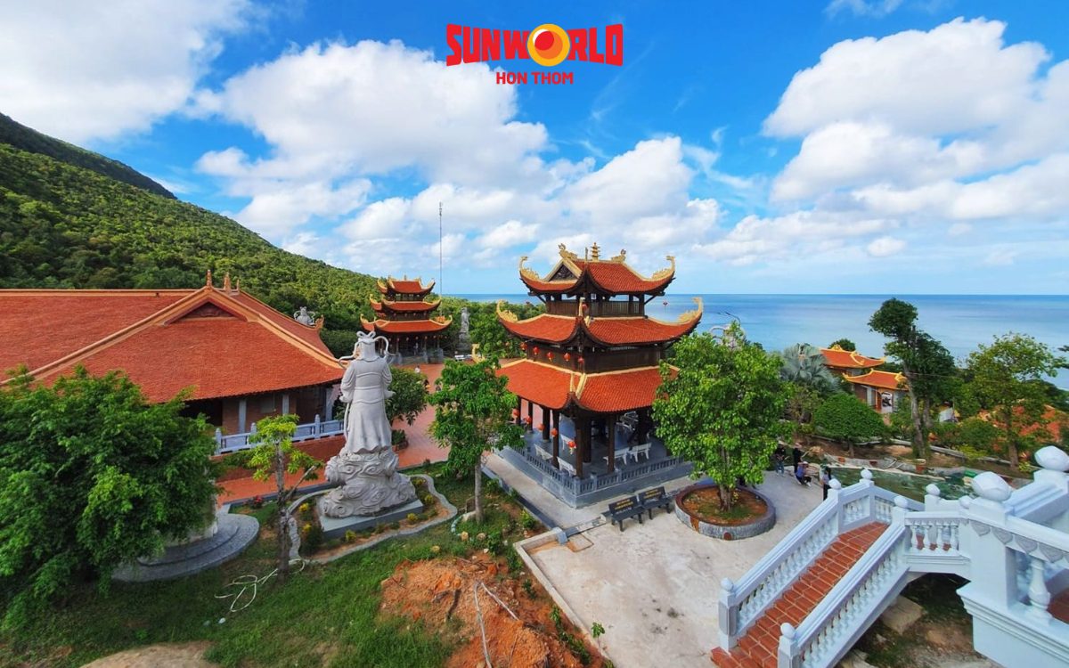 Kết hợp tham quan chùa Hộ Quốc cùng Bãi Đất Đỏ Phú Quốc