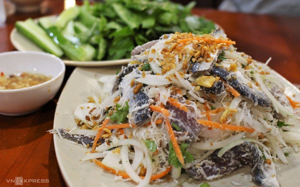 Thưởng thức gỏi các trích khi đi Phú Quốc tháng 2