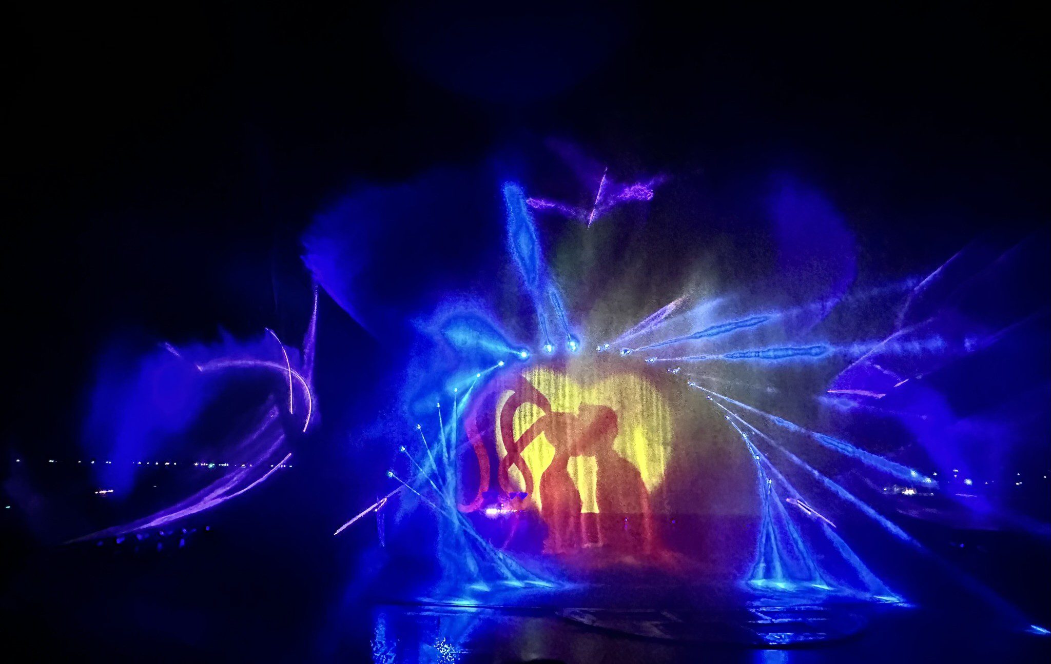 show diễn kiss of the sea