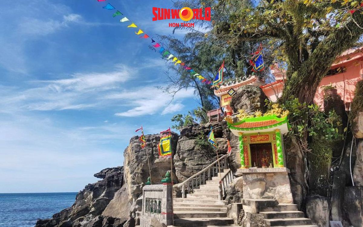 Dinh Cậu hài hòa nét cổ kính truyền thống và vẻ đẹp tự nhiên