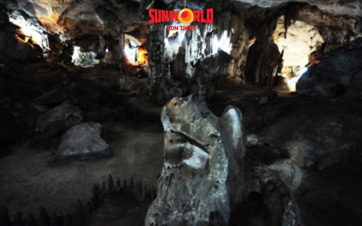 Không gian bên trong hang dơi Phú Quốc